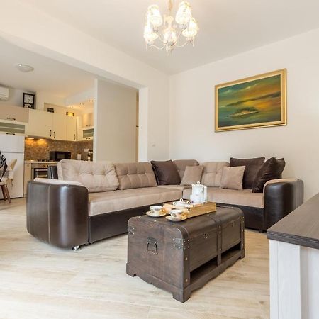 Villa Capitis In The Center- Luxury Apartment With Swimming Pool Χβαρ Εξωτερικό φωτογραφία