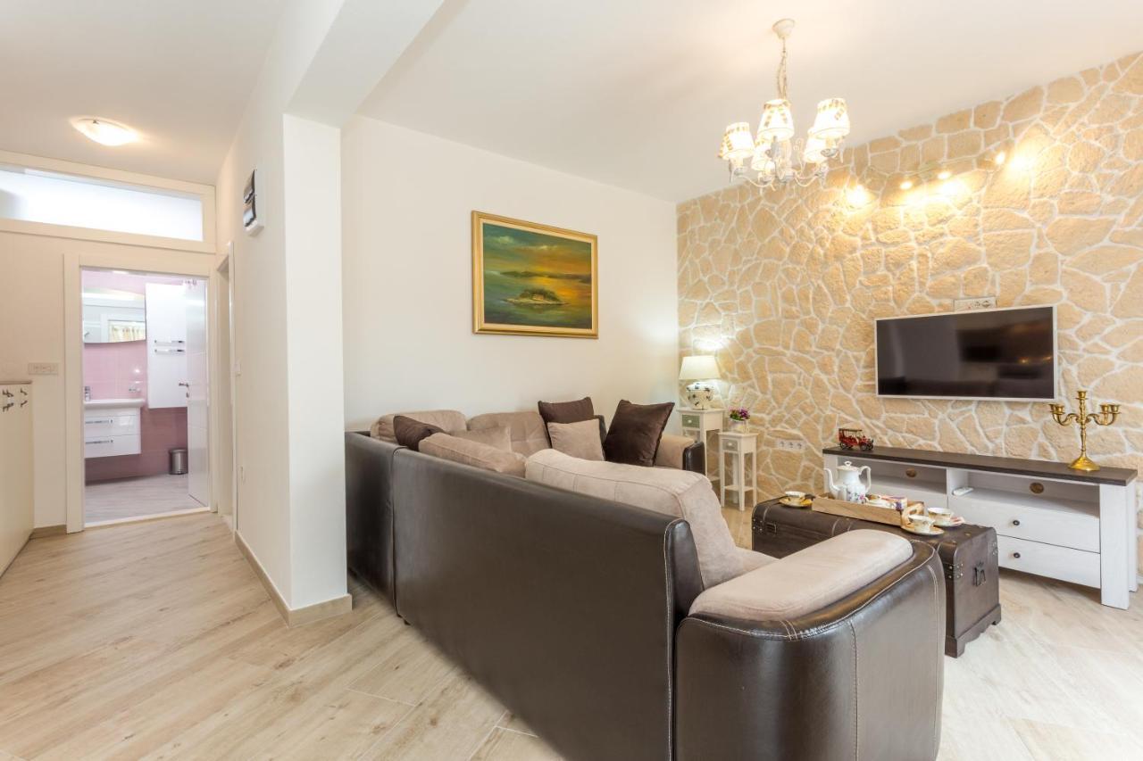 Villa Capitis In The Center- Luxury Apartment With Swimming Pool Χβαρ Εξωτερικό φωτογραφία